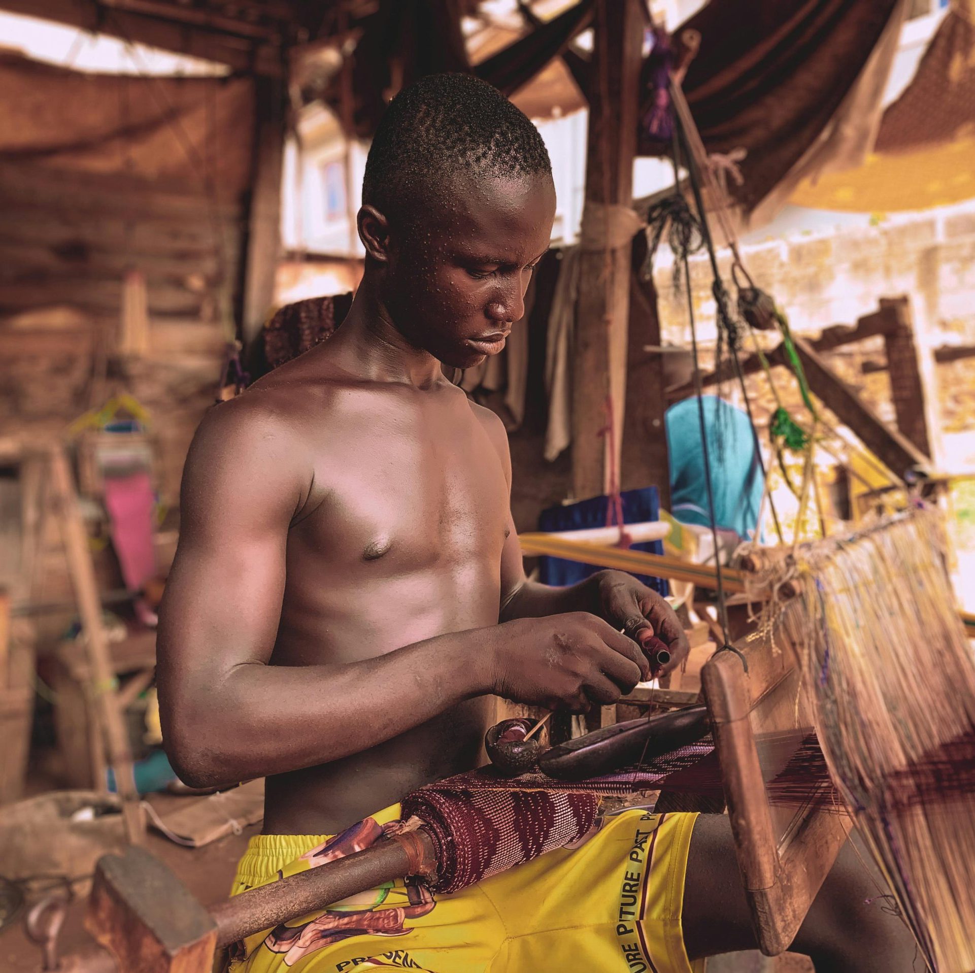 Artisan à l'oeuvre sur son métier à tisser_ tope asokere